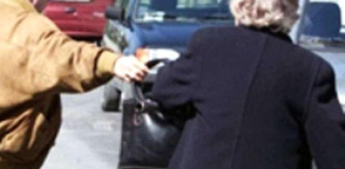 Aprilia -Scippo in via Aldo Moro, portata via la borsa ad una donna - 