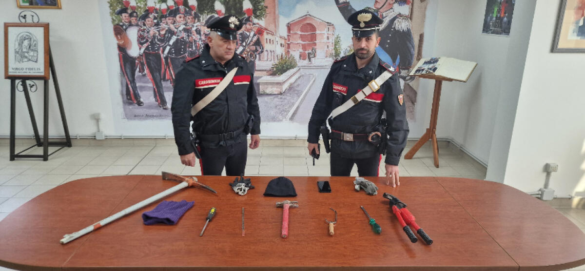TENTA DI EVITARE I CARABINIERI, FINISCE CONTRO UN CANCELLO: 25ENNE DI APRILIA IN ARRESTO - 