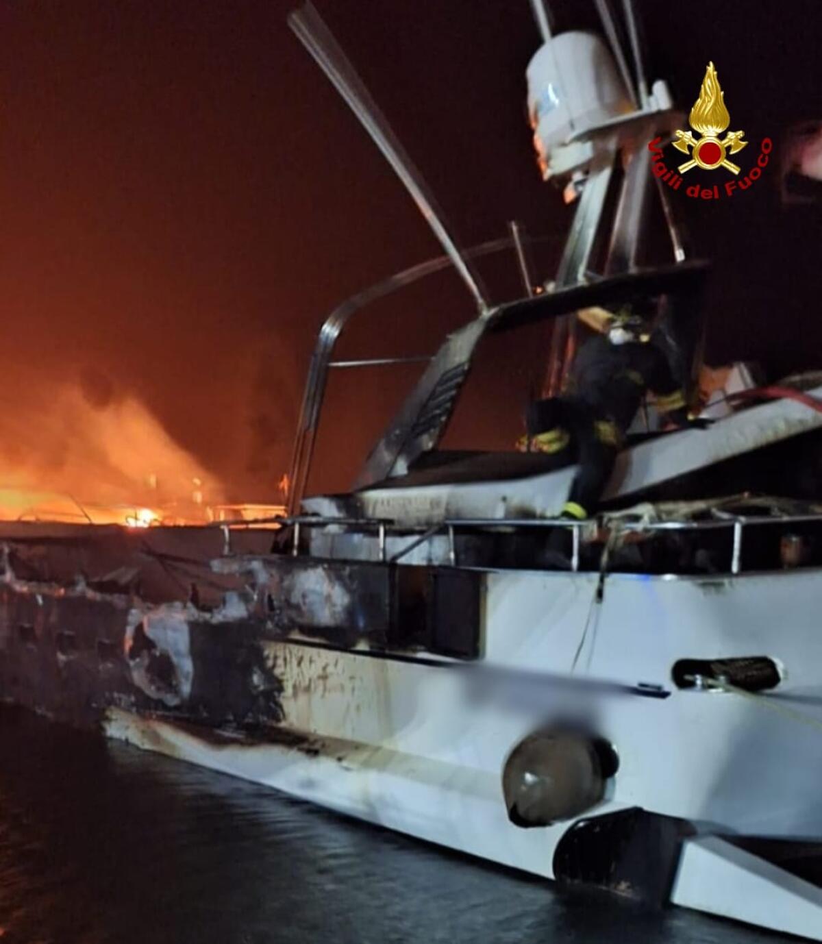 Tre yacht in fiamme al porto di San Felice Circeo. VIDEO - 