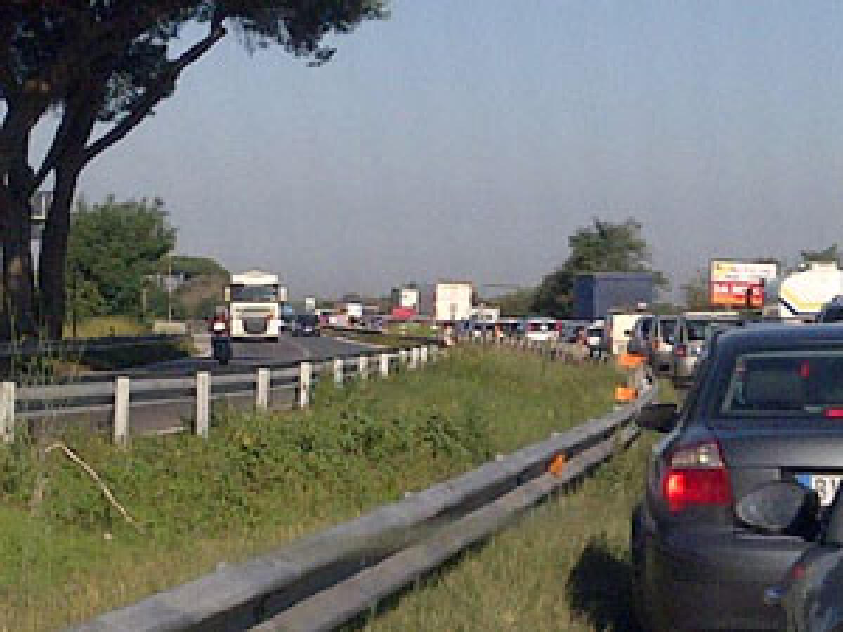 Code questa mattina sulla Pontina, all’altezza di Castel Romano: un incidente e lavori in corso. - 