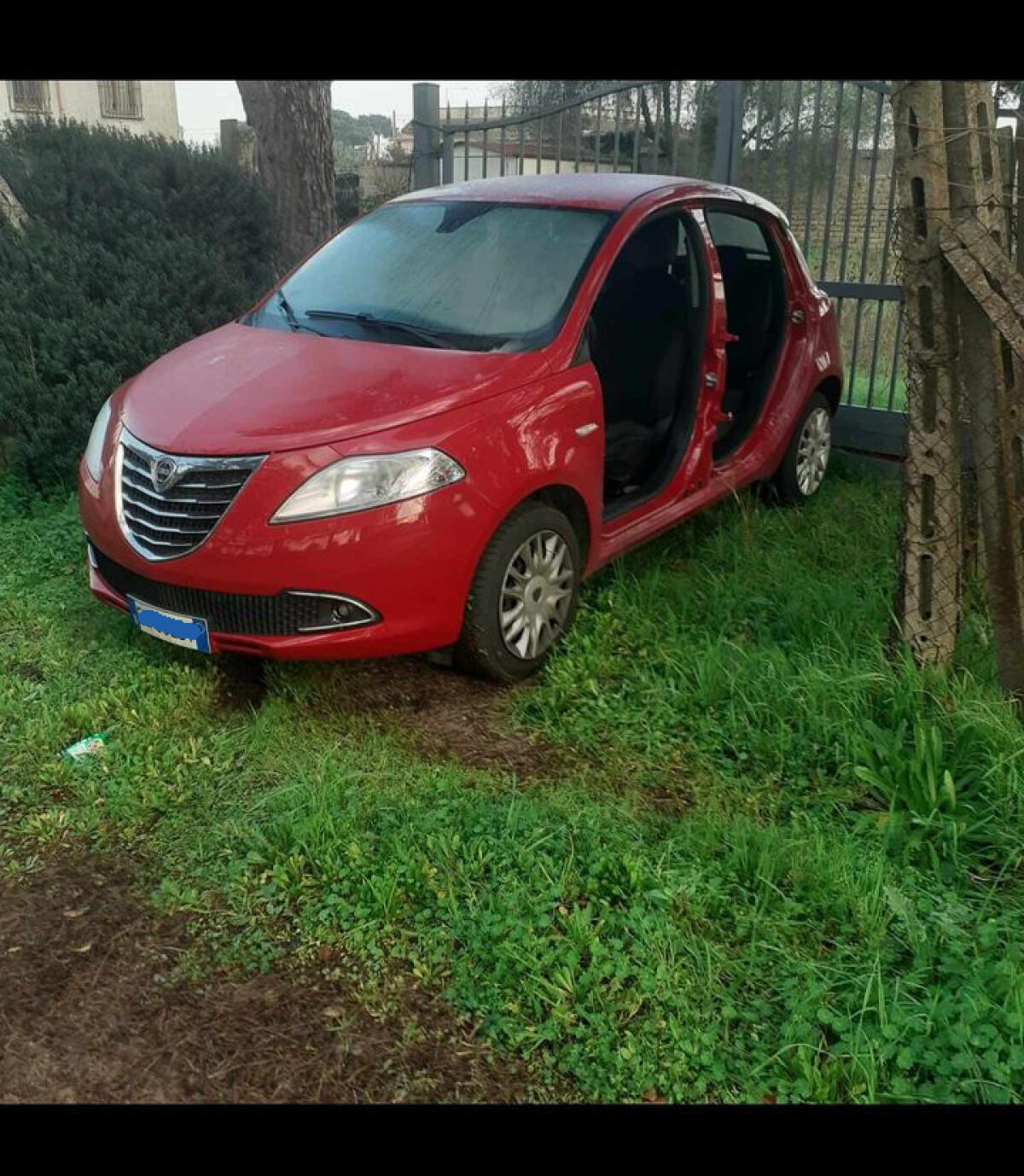 Rifiuti e auto cannibalizzate, i residenti di Casello 45 lanciano un appello: "Le periferie hanno bisogno di più controlli" - 