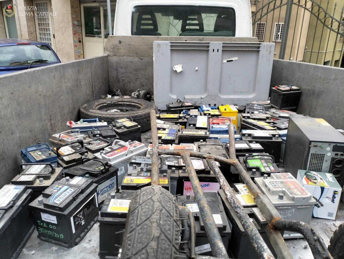 Trasporta abusivamente una tonnellata di rifiuti pericolosi: fermato dalla Polizia Locale - 