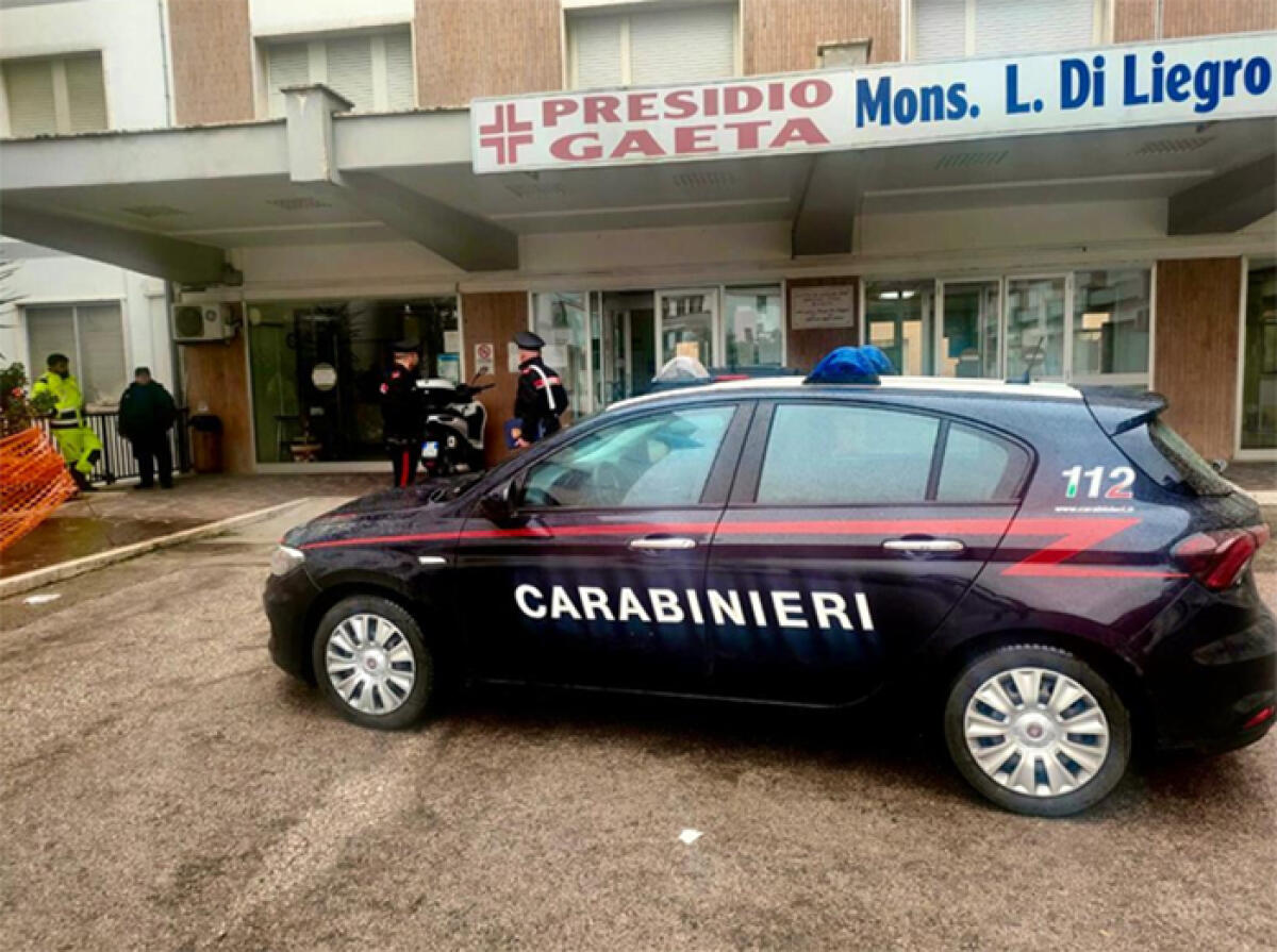 Aggredisce i sanitari ed i Carabinieri intervenuti in casa su richiesta dei familiari. 61enne denunciato a Minturno. - 