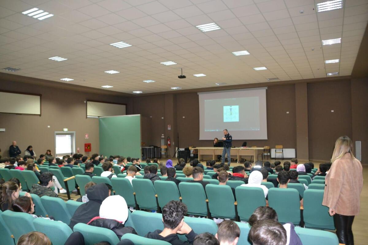 Legalità nelle scuole, gli agenti del commissariato di Cisterna incontrano gli studenti del Rosselli di Aprilia - 