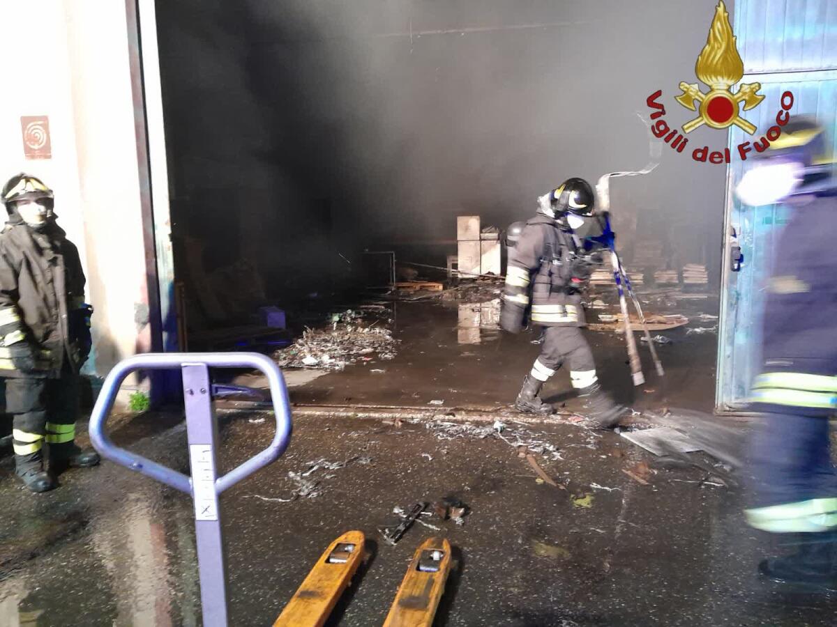 In fiamme nella notte a Pomezia un capannone industriale di oltre mille metri quadri, dove si producevano cavi di rame. - 