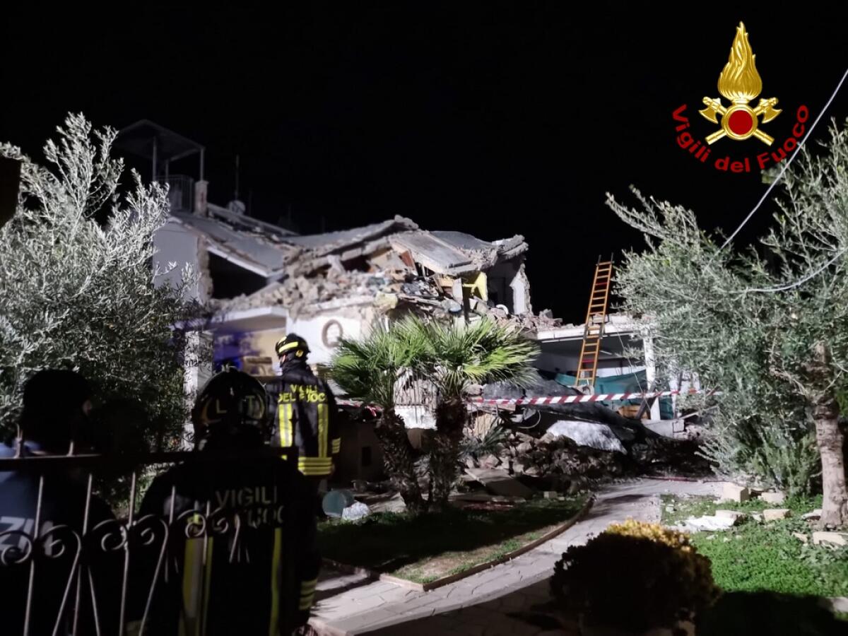 Esplosione e crollo di un’abitazione a Terracina: tre persone ed un cane estratte dalle macerie. Cinque i feriti. IL VIDEO - 