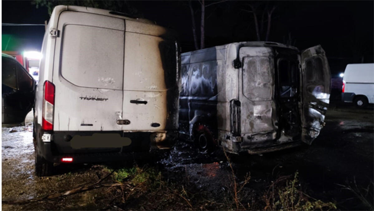 Incendio doloso ad Aprilia: bruciati tre furgoni - 