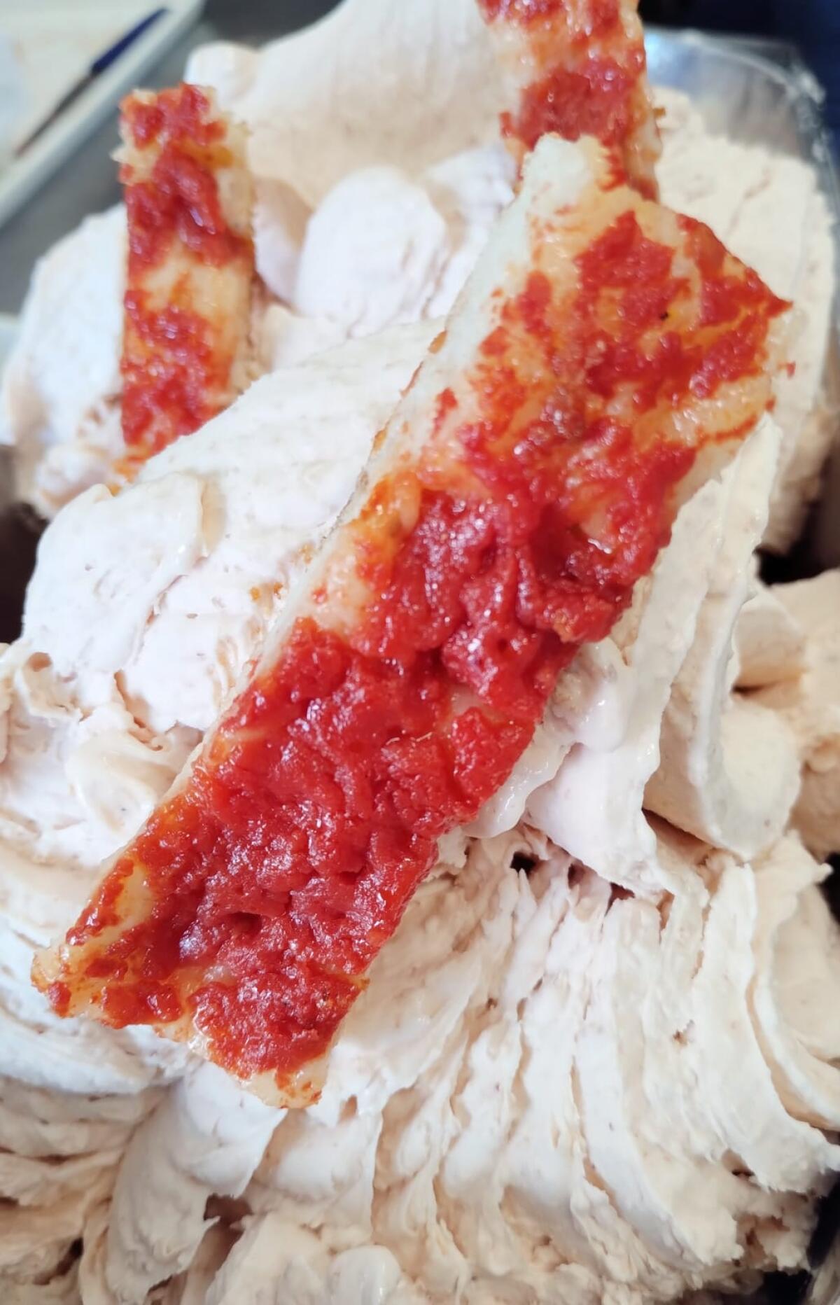 La rinomata pizza rossa di Caruso di Aprilia diventa un gusto gelato, grazie al gelatiere Fabio Pietrozzini di “Gigi Gelo”. - 