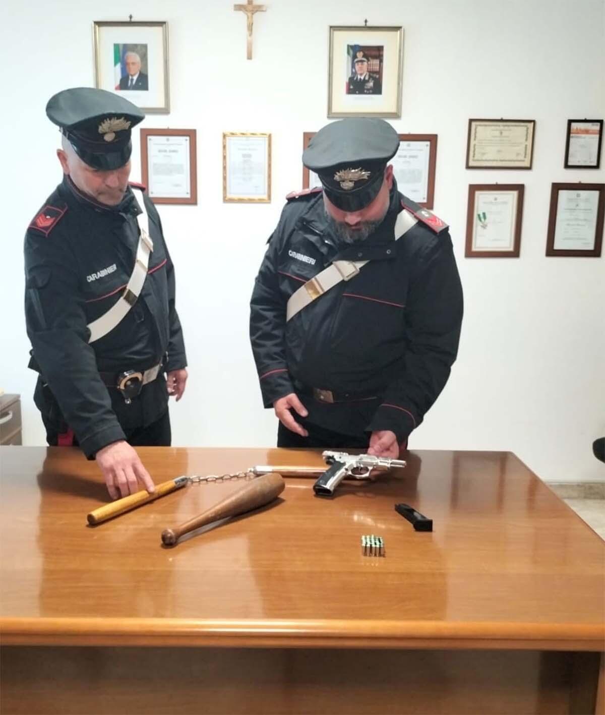 Minacce di morte alla barista: 61enne in arresto. In auto una pistola, una mazza e un nunchaku - 