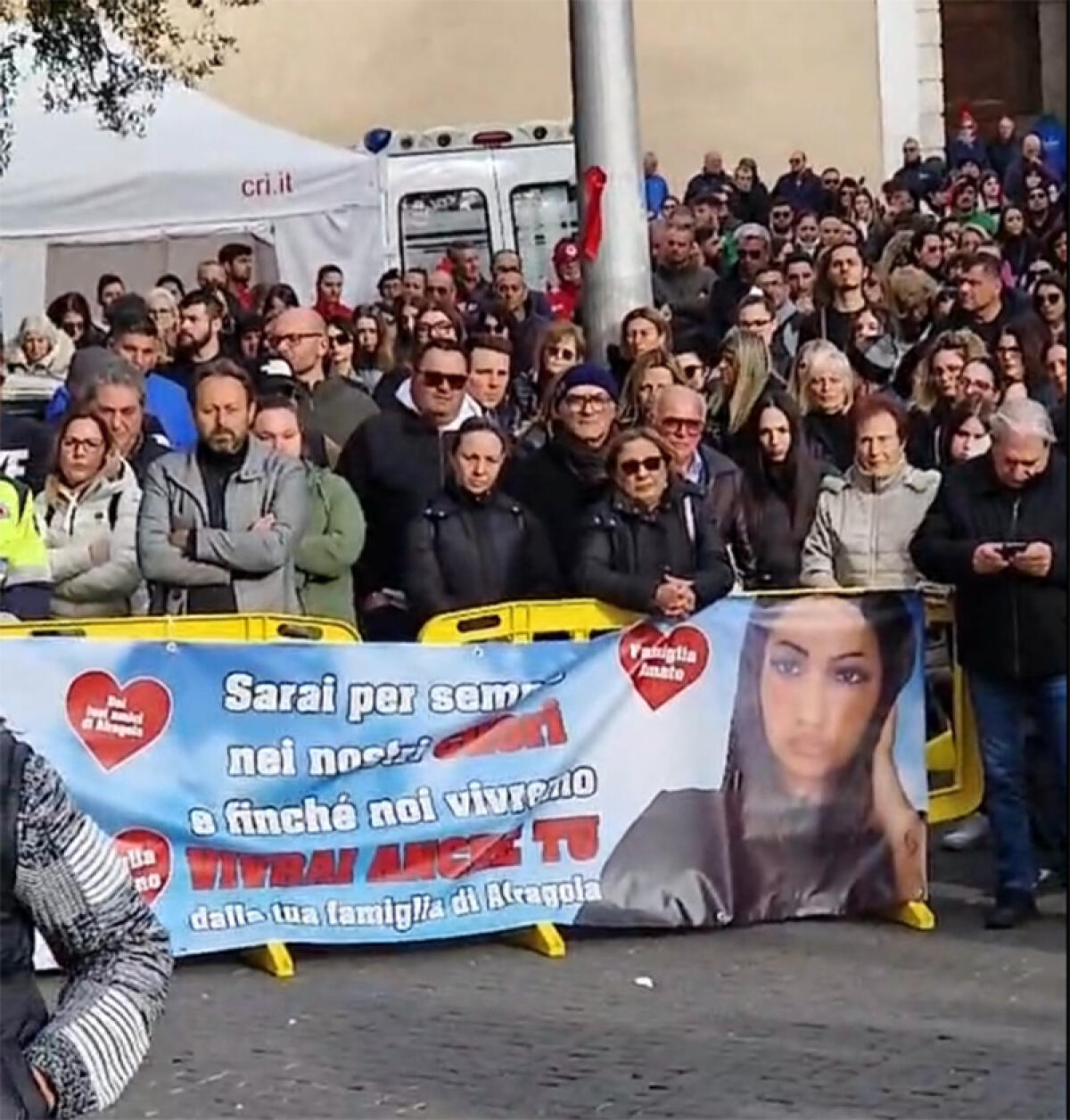 Cisterna, folla ai funerali di Nicoletta e Renée: "Sia il vero amore a muoverci, stringiamoci insieme attorno a Pino e Desirée" - 