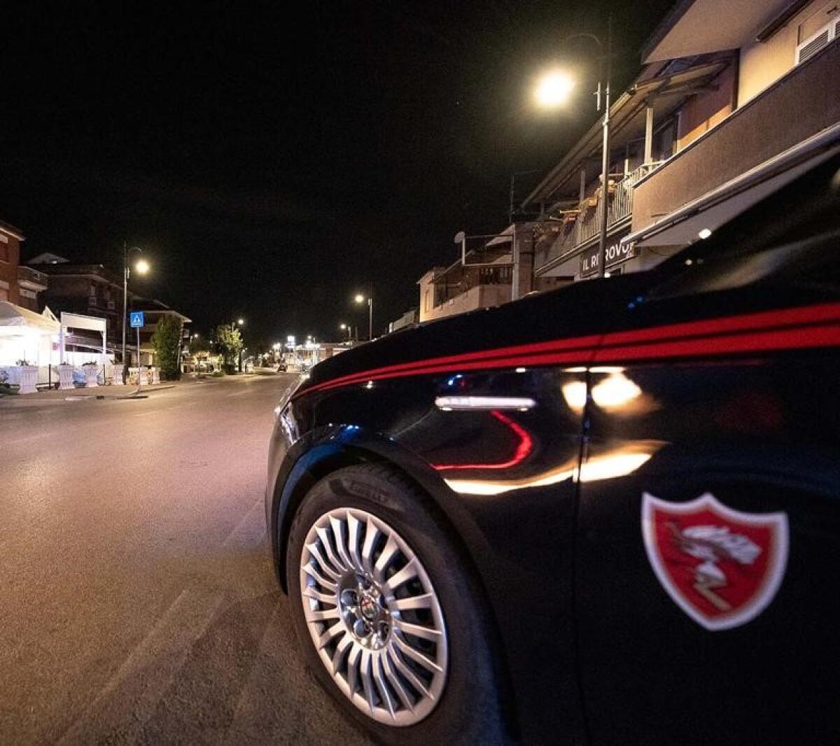 Carabinieri e 118 bussano alla sua porta perché la madre è morta, lui li minaccia - 