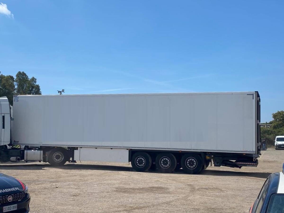 Mezzi pesanti rubati per essere rivenduti, un arresto a Pomezia - 