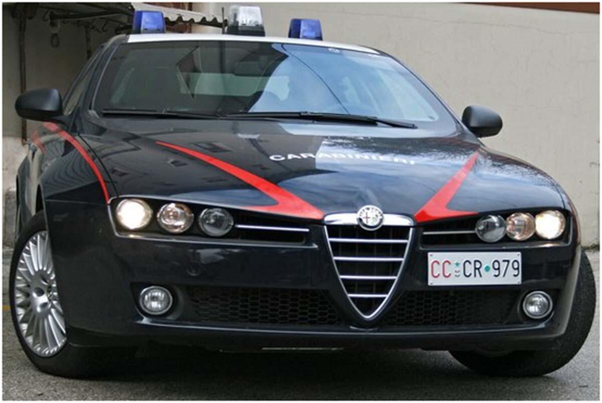 LATINA - Lancia pietre contro i passanti ed i bambini diretti a scuola. Senzatetto bloccato, denunciato e poi ricoverato. - 