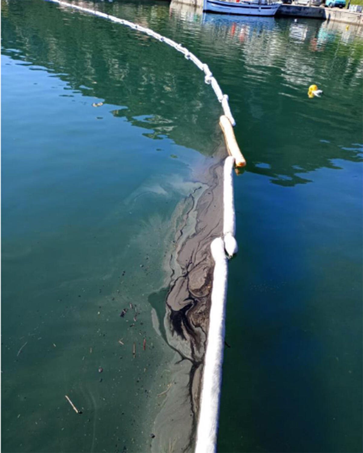 Incendio al porto di San Felice Circeo: 30 barriere galleggianti per tutelare l'ambiente marino - 