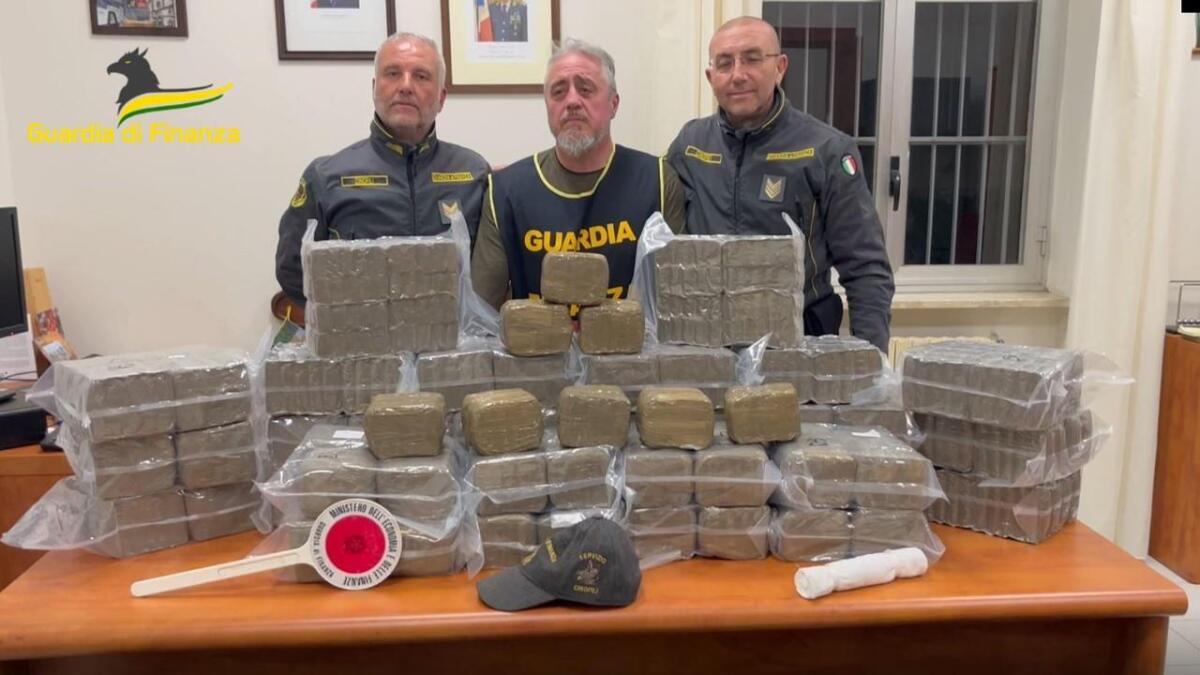 46enne della provincia di Roma sorpreso dalla Finanza in Calabria con 125 Kg di hashish. Era diretto in Sicilia. VIDEO - 