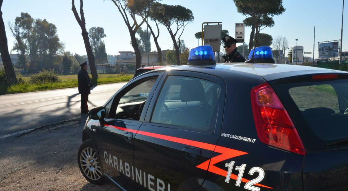Botte e minacce per rapinarlo di 500 euro, 33enne in arresto - 