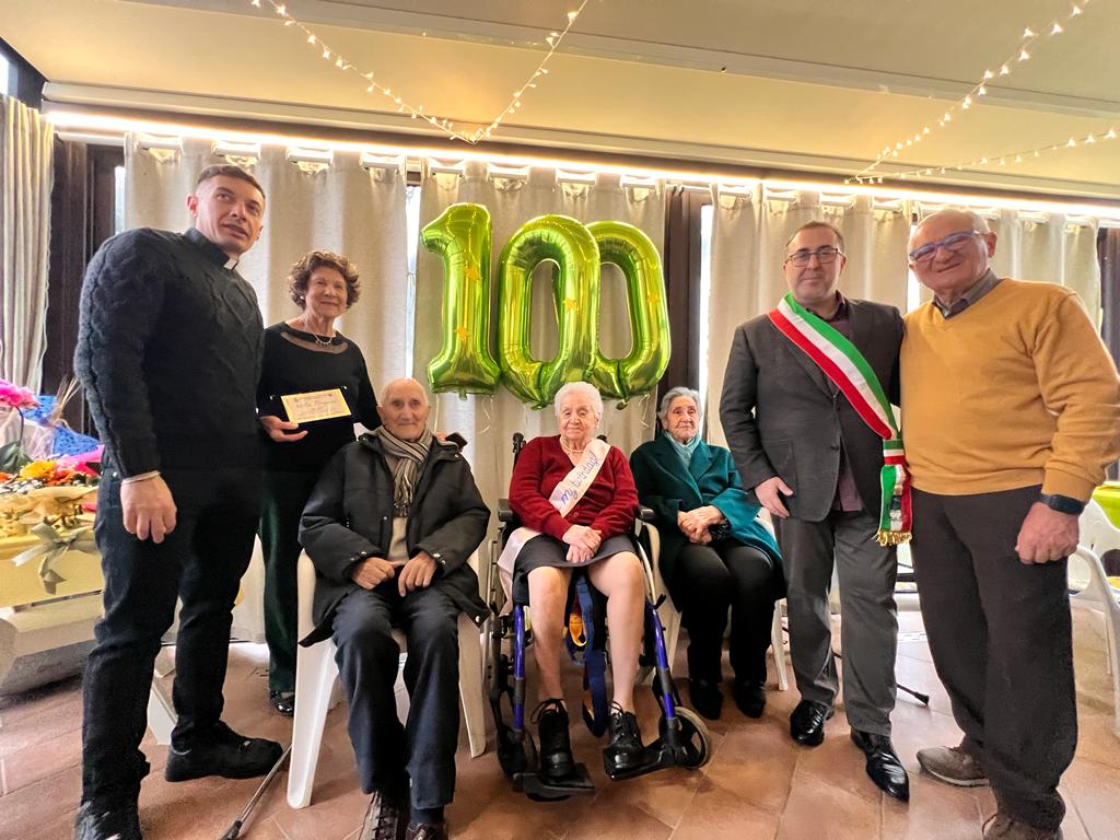 i 100 anni della signora Velia Pomponi  di Lanuvio