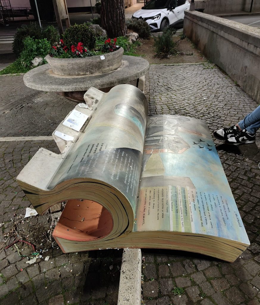 la panchina culturale divelta in Piazza Roma, ad Aprilia