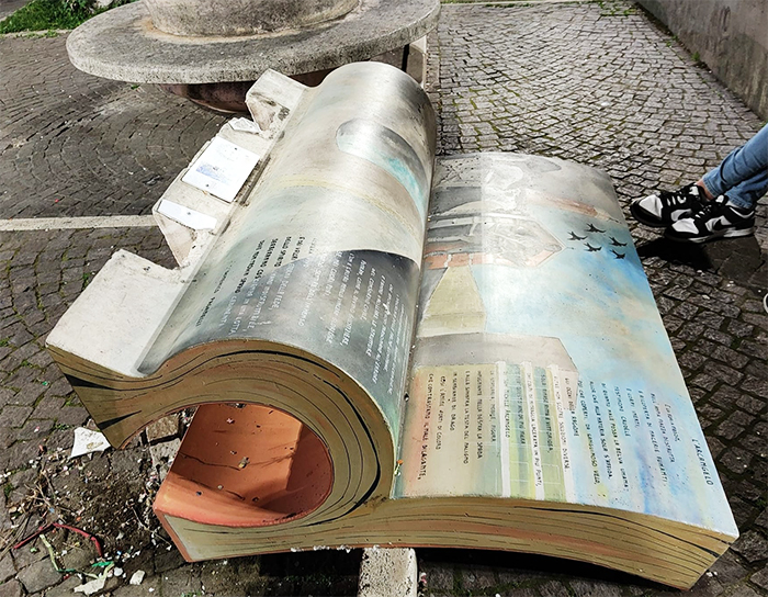 la panchina culturale divelta in Piazza Roma, ad Aprilia