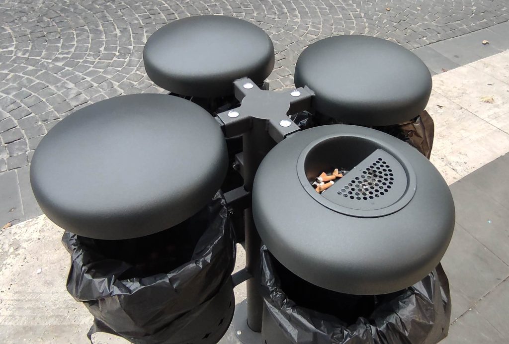 uno dei cestini portacicche in Corso della Repubblica, a Cisterna