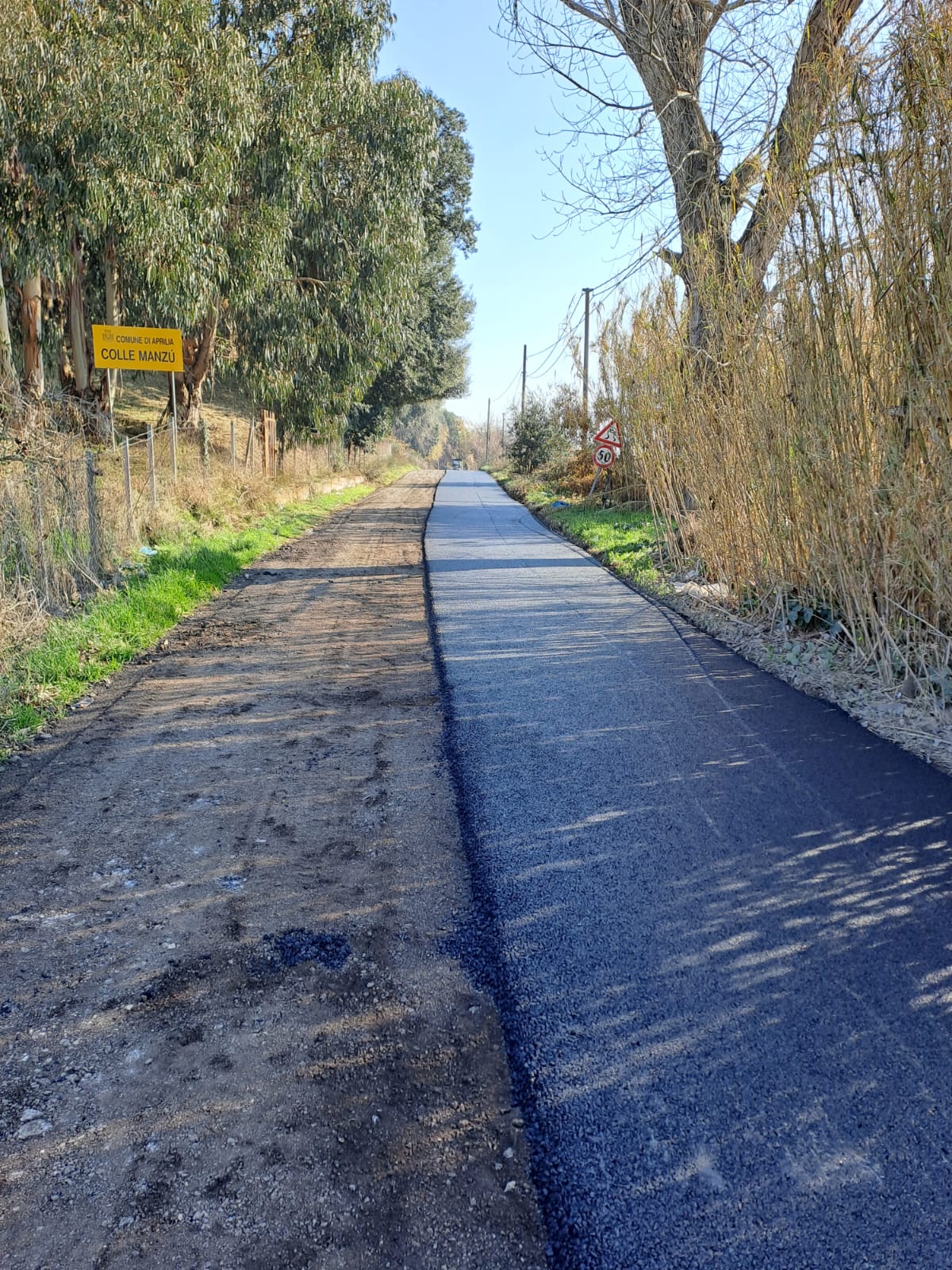 i lavori di asfaltatura di via Apriliana Sud