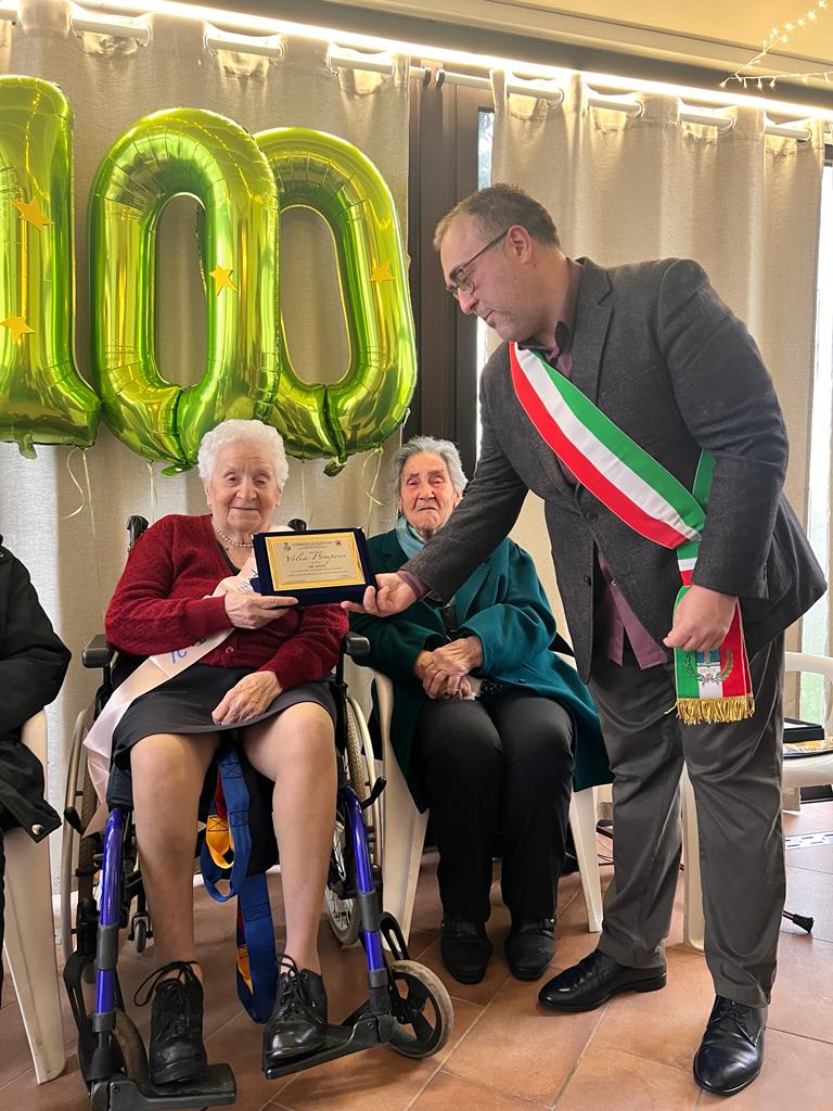 i 100 anni della signora Velia Pomponi  di Lanuvio