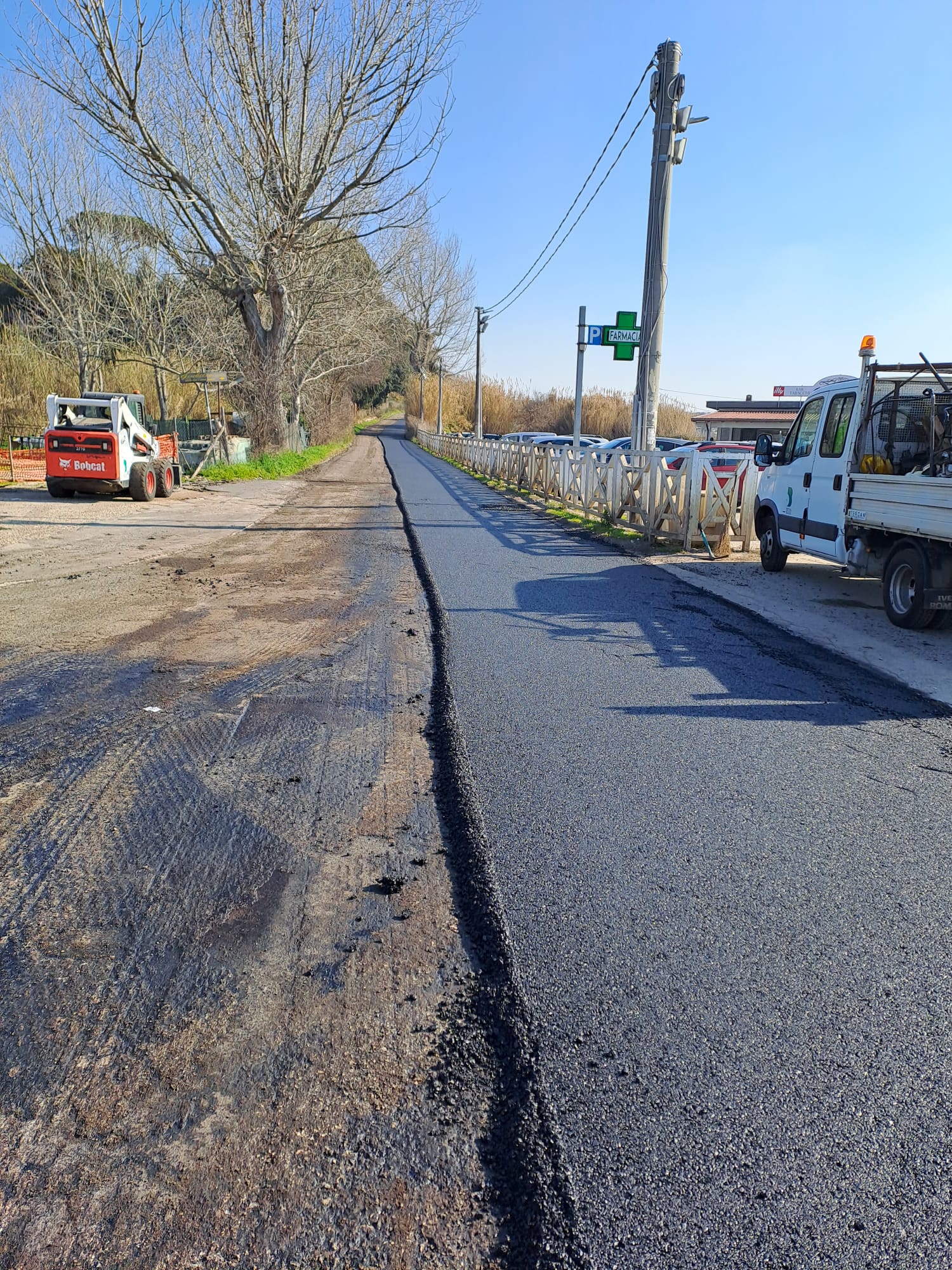i lavori di asfaltatura di via Apriliana Sud
