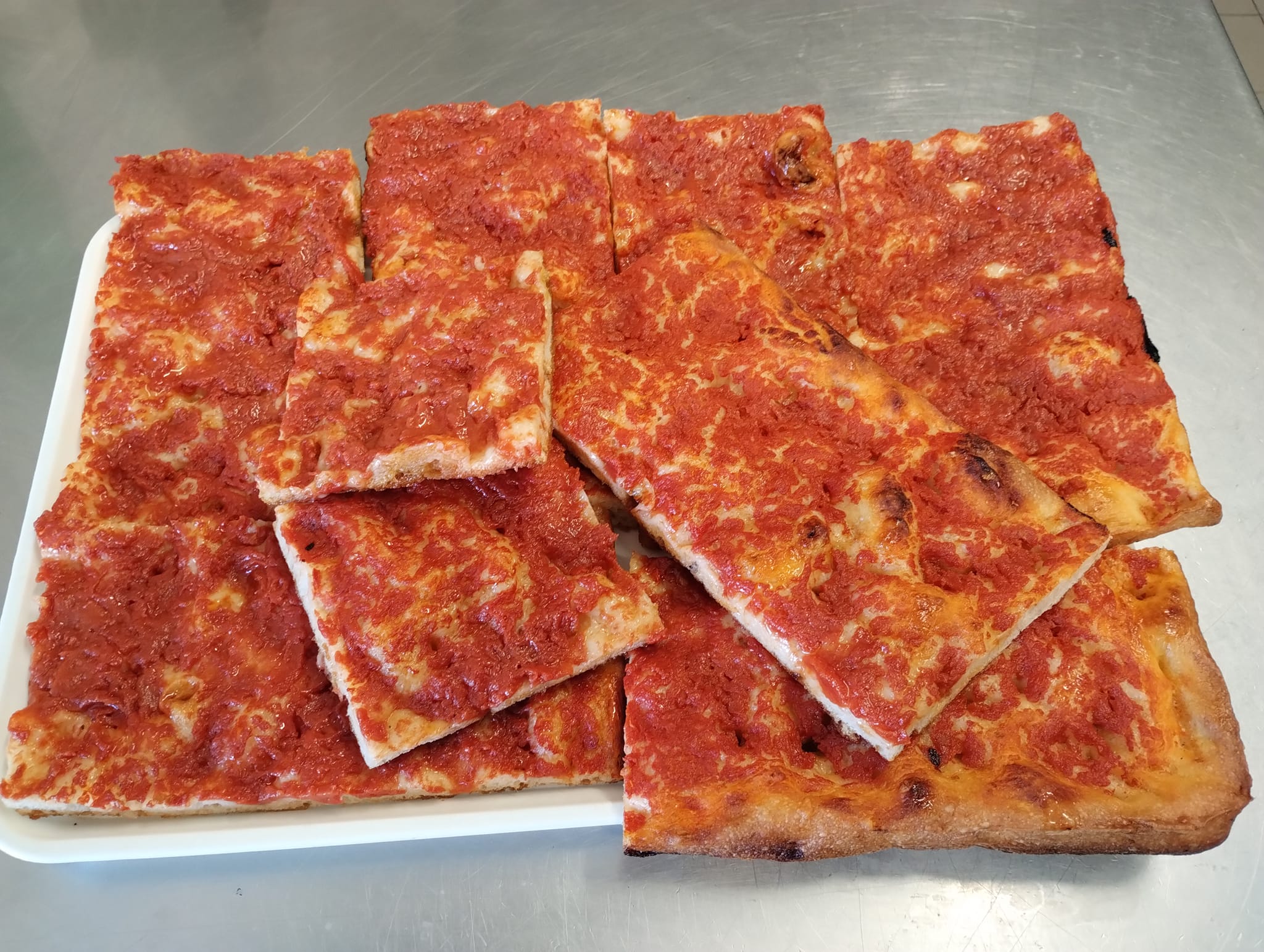 la storica pizza rossa del Panificio Caruso di Aprilia