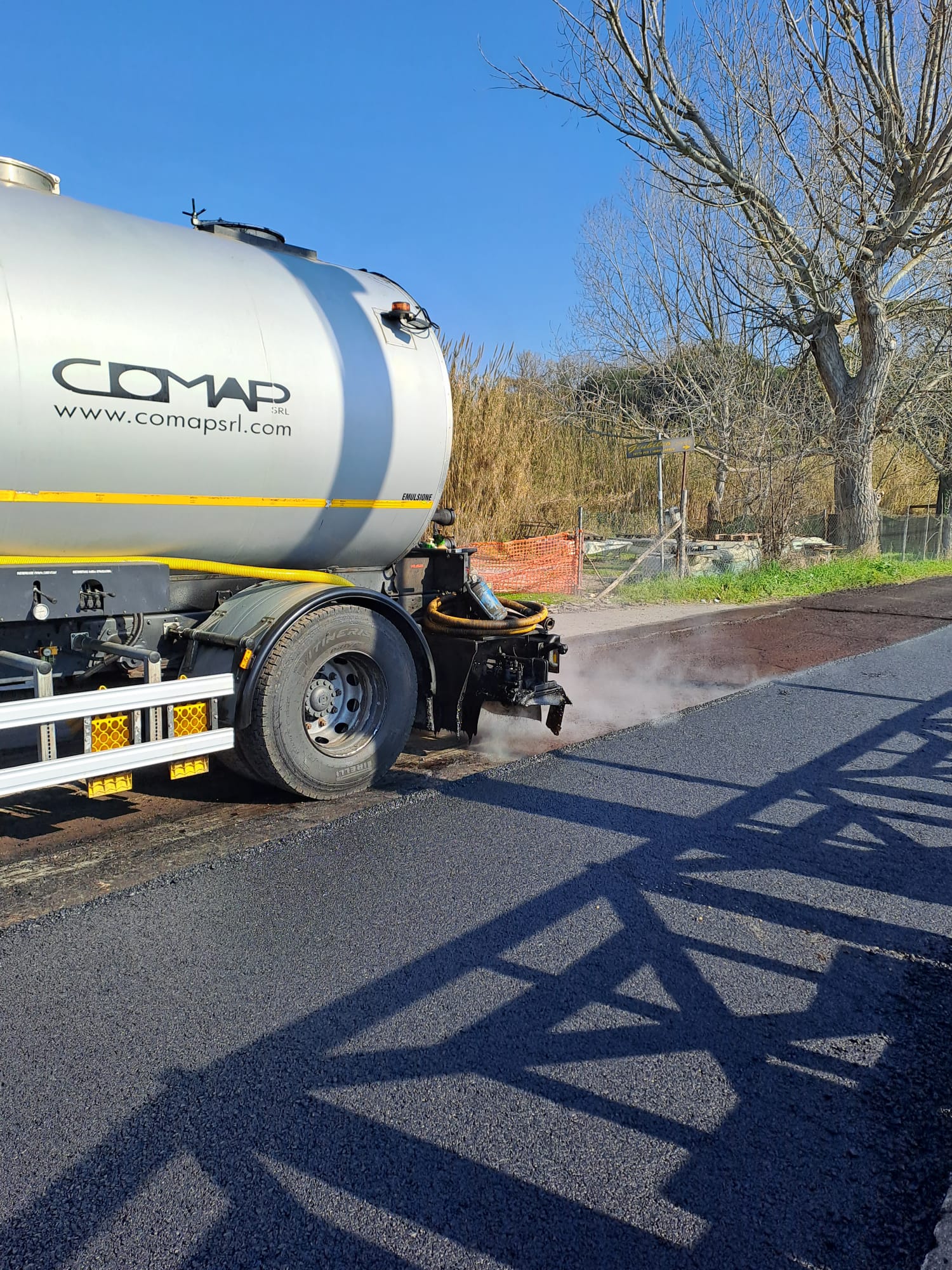 i lavori di asfaltatura di via Apriliana Sud