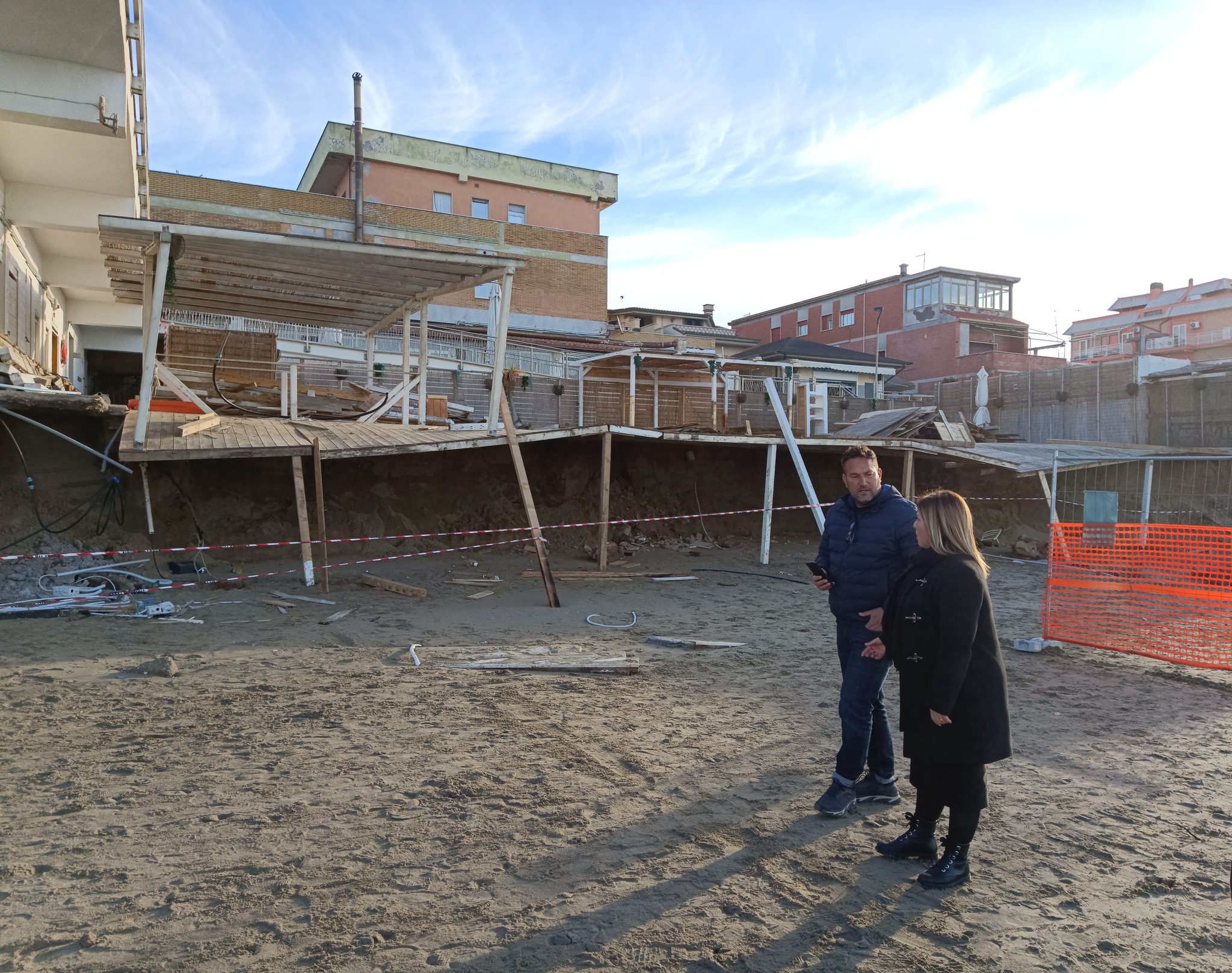 il sopralluogo del sindaco, Veronica Felici, sulla spiaggia di Torvaianica