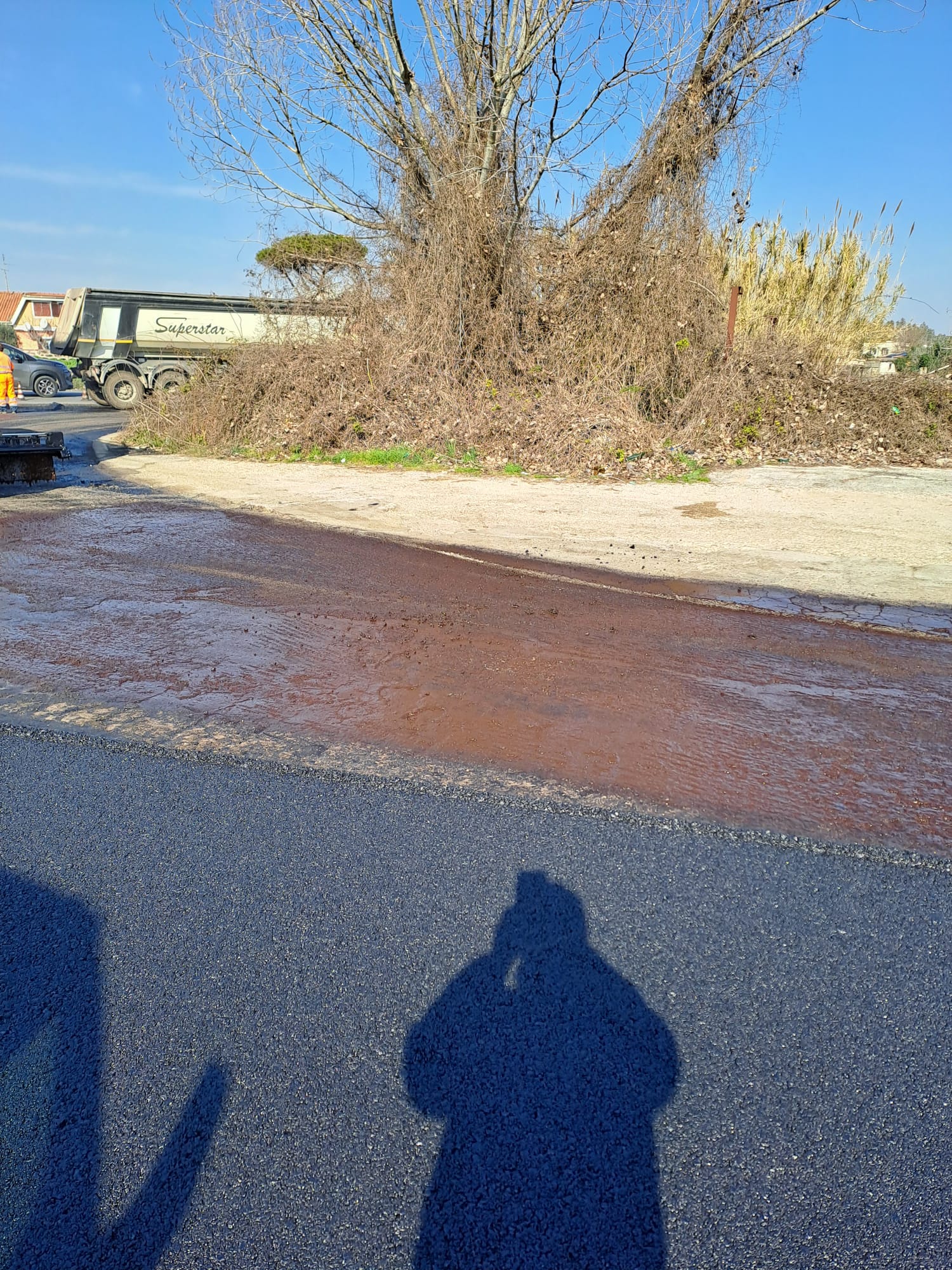 i lavori di asfaltatura di via Apriliana Sud