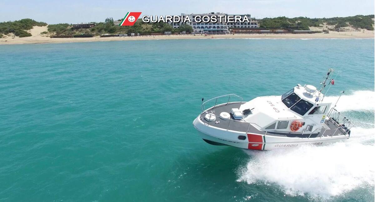 Surfista in difficoltà nelle acque antistanti Salto di Fondi: viene soccorso e messo in salvo dalla Guardia Costiera. - 