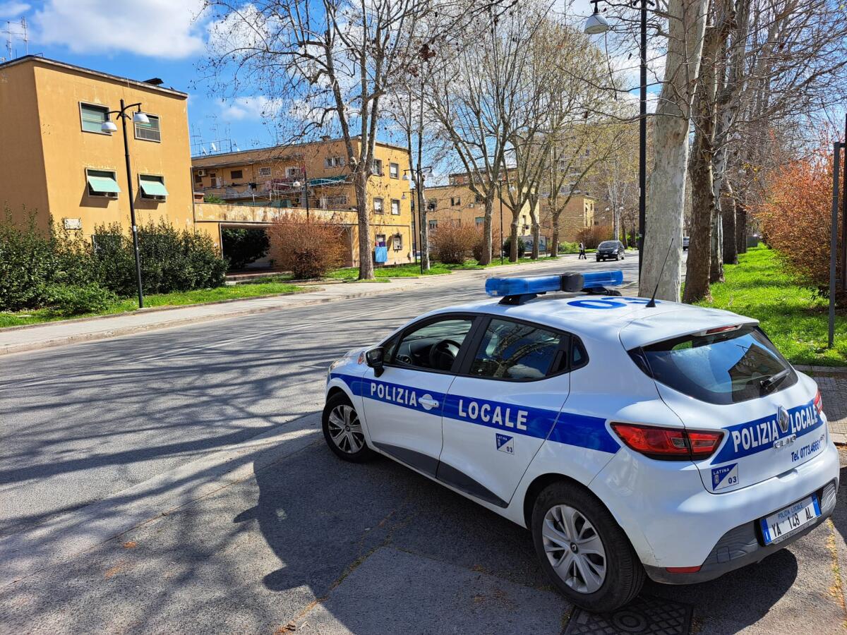 Abbandono di rifiuti, sopralluogo della Polizia Locale di Latina e dell’azienda Abc al Quartiere Nicolosi. - 