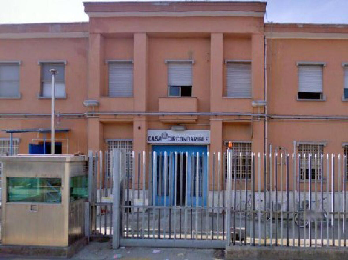 Il vescovo Mariano Crociata in visita al carcere di Latina in occasione della Pasqua. - 