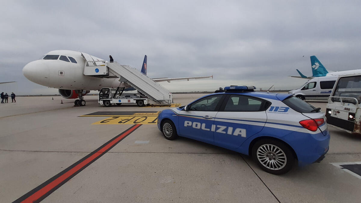 Irregolare in Italia, viene condotto dalla Questura di Latina alla frontiera aerea di Fiumicino e rimpatriato a Casablanca. - 