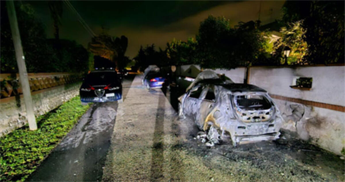 Due auto in fiamme nella zona di via Nascosa a Latina. Si sospetta il dolo. - 