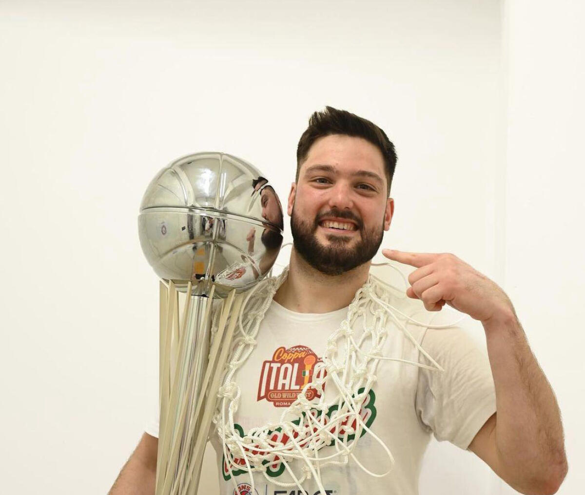 Basket - Marco Giancarli di Aprilia alza la Coppa Italia con la Herons Montecatini - 