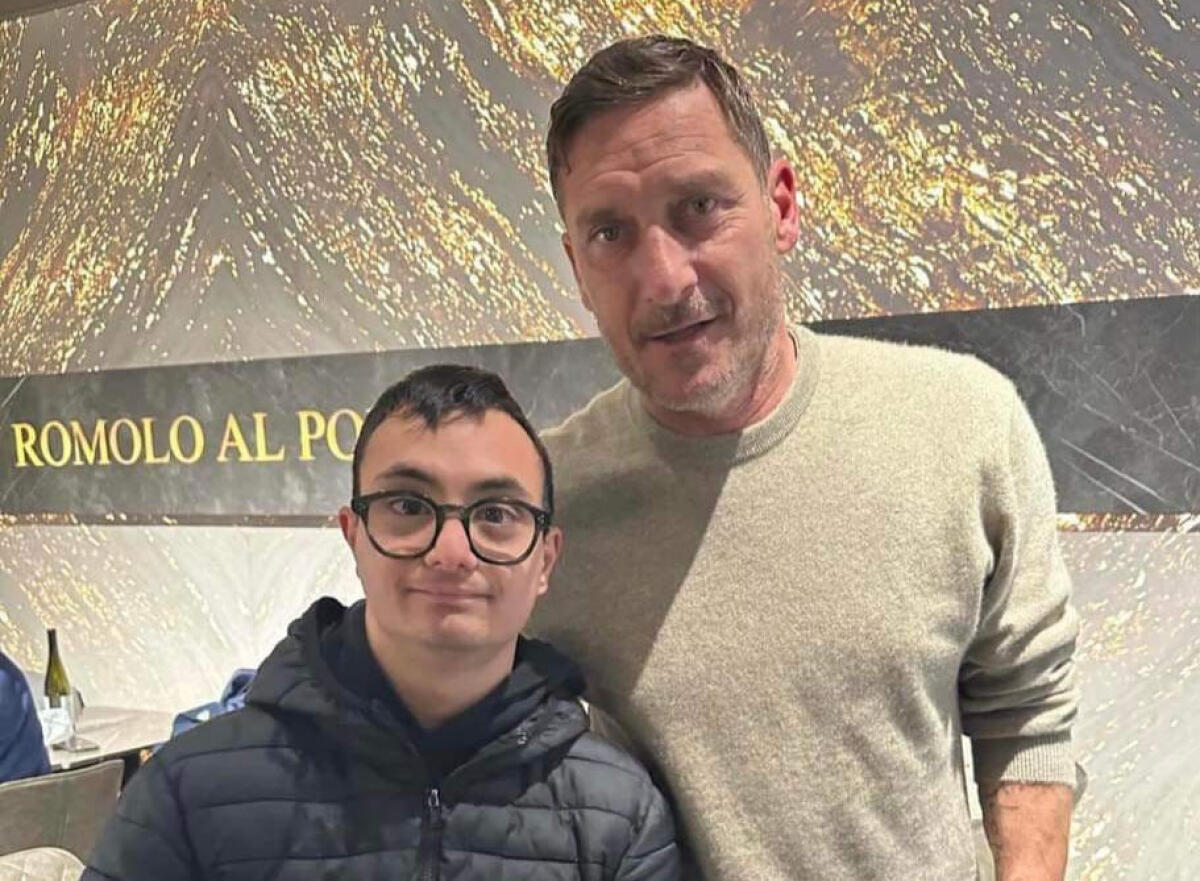 Giovane atleta paralimpico incontra Francesco Totti ad Anzio e realizza il suo sogno - 