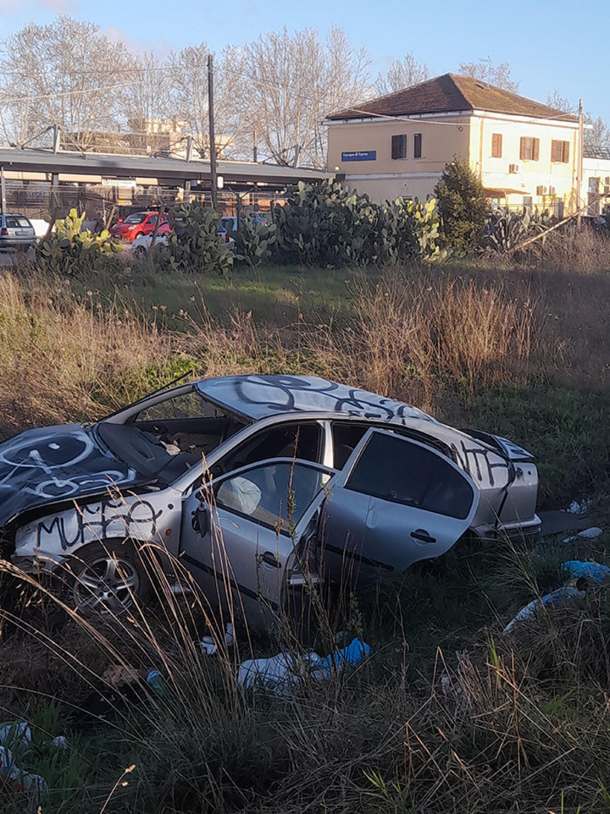 Auto abbandonata da oltre un anno vicino alla stazione di Campo di Carne, ad Aprilia. "Chiesta la rimozione alla proprietà" - 