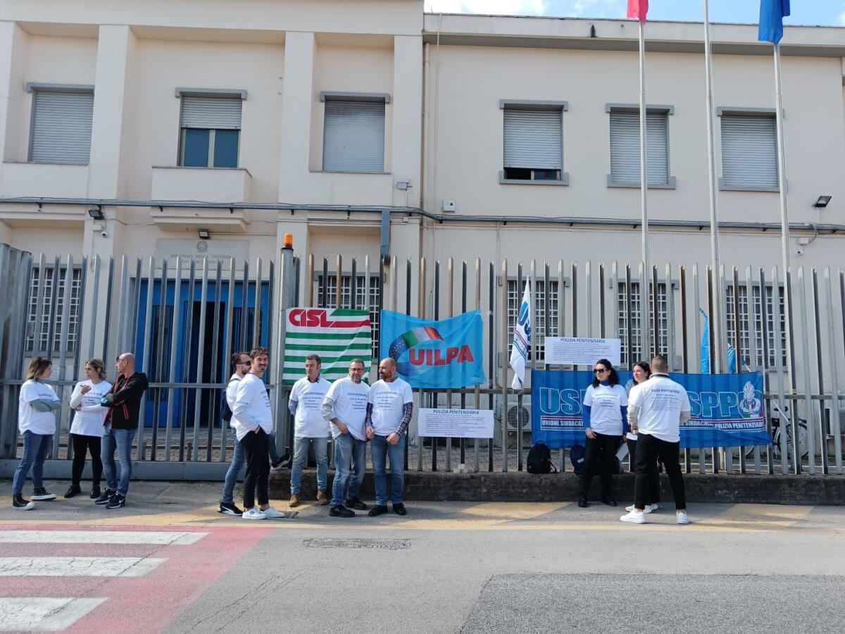 Presidio fisso davanti al Carcere di Latina. La protesta della polizia penitenziaria - 
