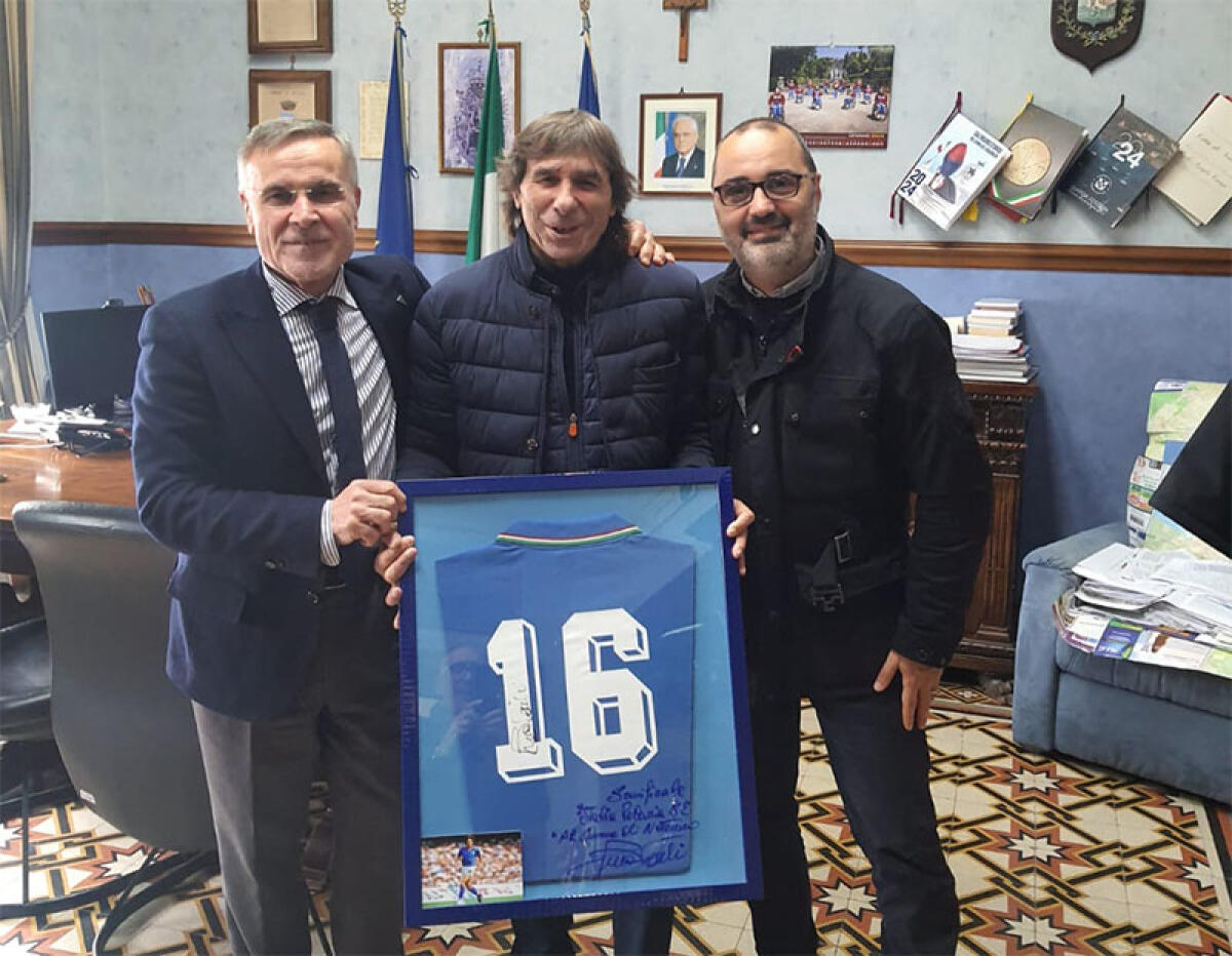 L’ex calciatore Bruno Conti dona la maglia del mondiale 1982 al Comune di Nettuno. - 