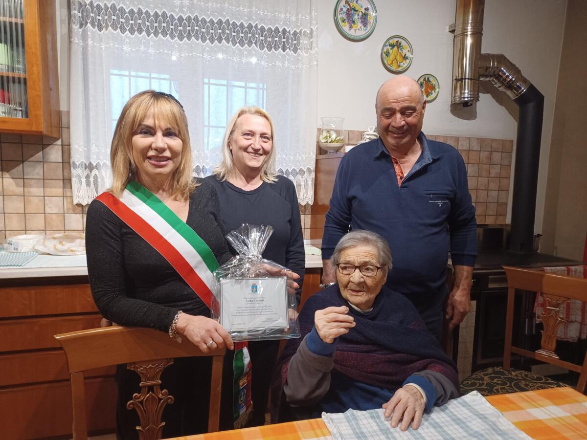 La festa a Latina per i 102 anni di Leda Cecconi - 