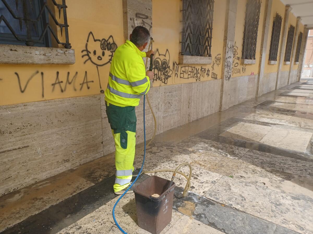 Vandalizzati i portici del Comune di Latina: scritte sulle pareti e sui pilastri della facciata del Municipio. - 