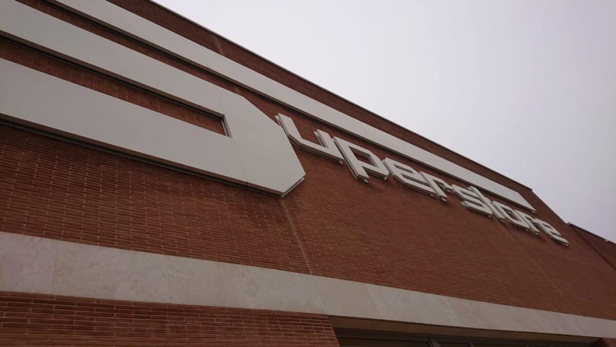 Aprilia - Rubano la borsa ad una donna nel parcheggio di Esselunga e fuggono - 