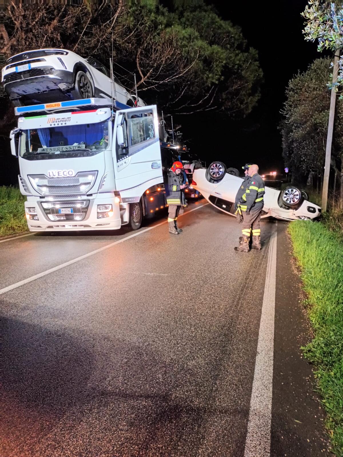 Scontro a Carano ad Aprilia: camion perde l’auto che trasportava - 