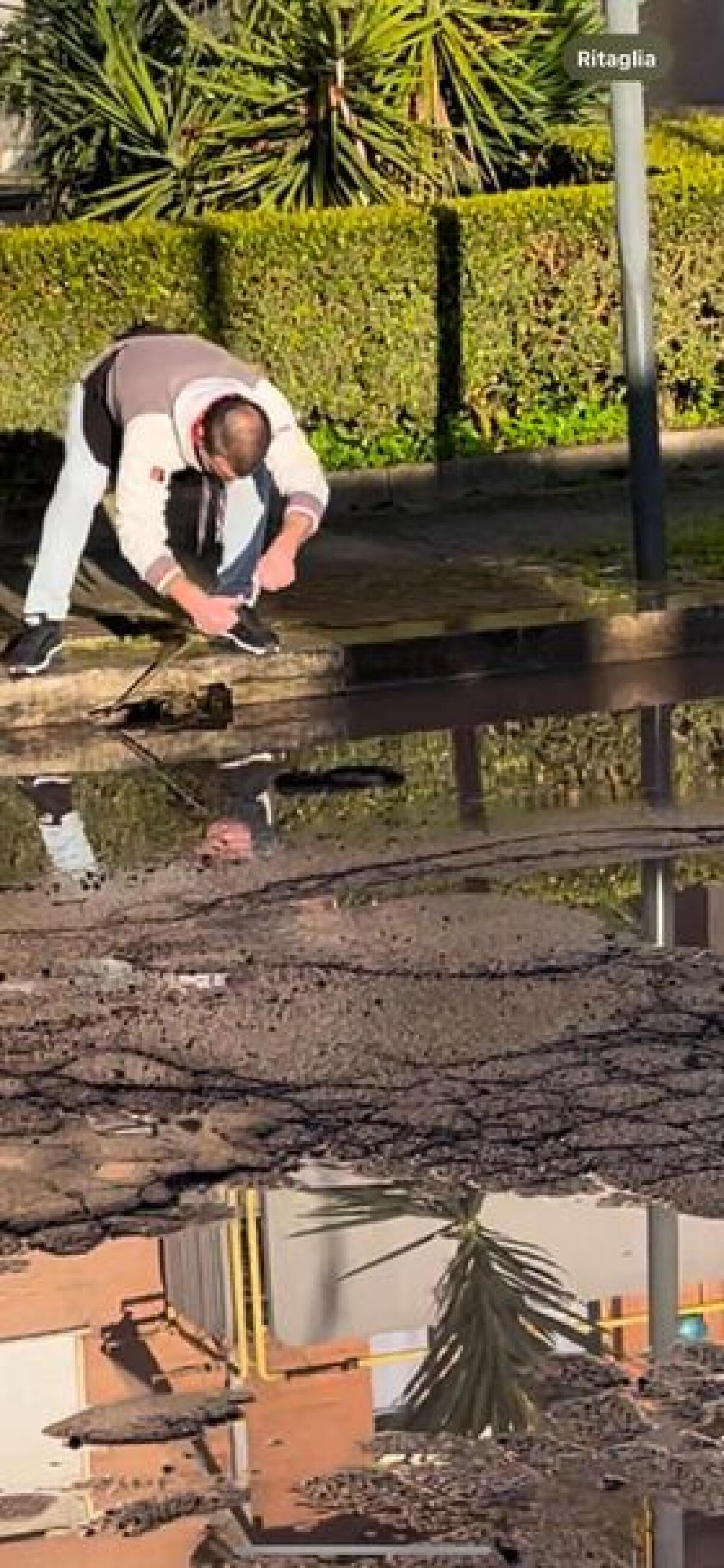 Aprilia - Tombini ostruiti in via Inghilterra, strada allagata. Intervengono i commercianti della zona - VIDEO - 
