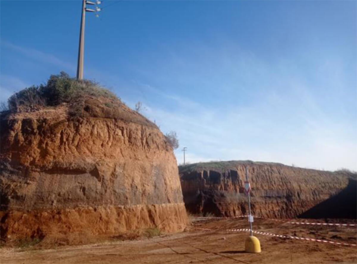I Carabinieri del Nipaaf sequestrano la cava di via Riserva Nuova, ad Aprilia, della Stradaioli. Scoperti 20mila metri cubi di rifiuti non trattati. - 