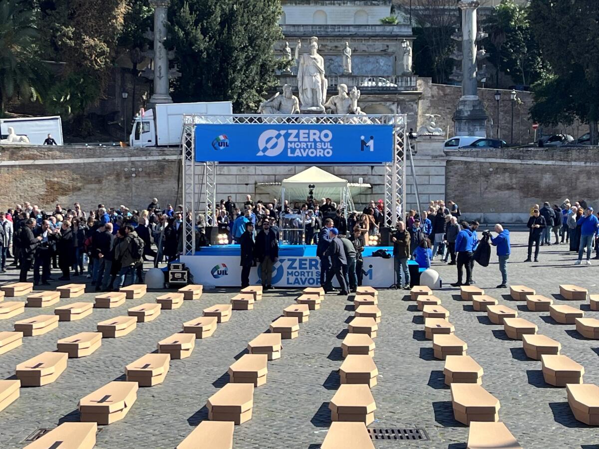 Mille bare in Piazza del Popolo  Roma per dire basta alle morti sul lavoro - 