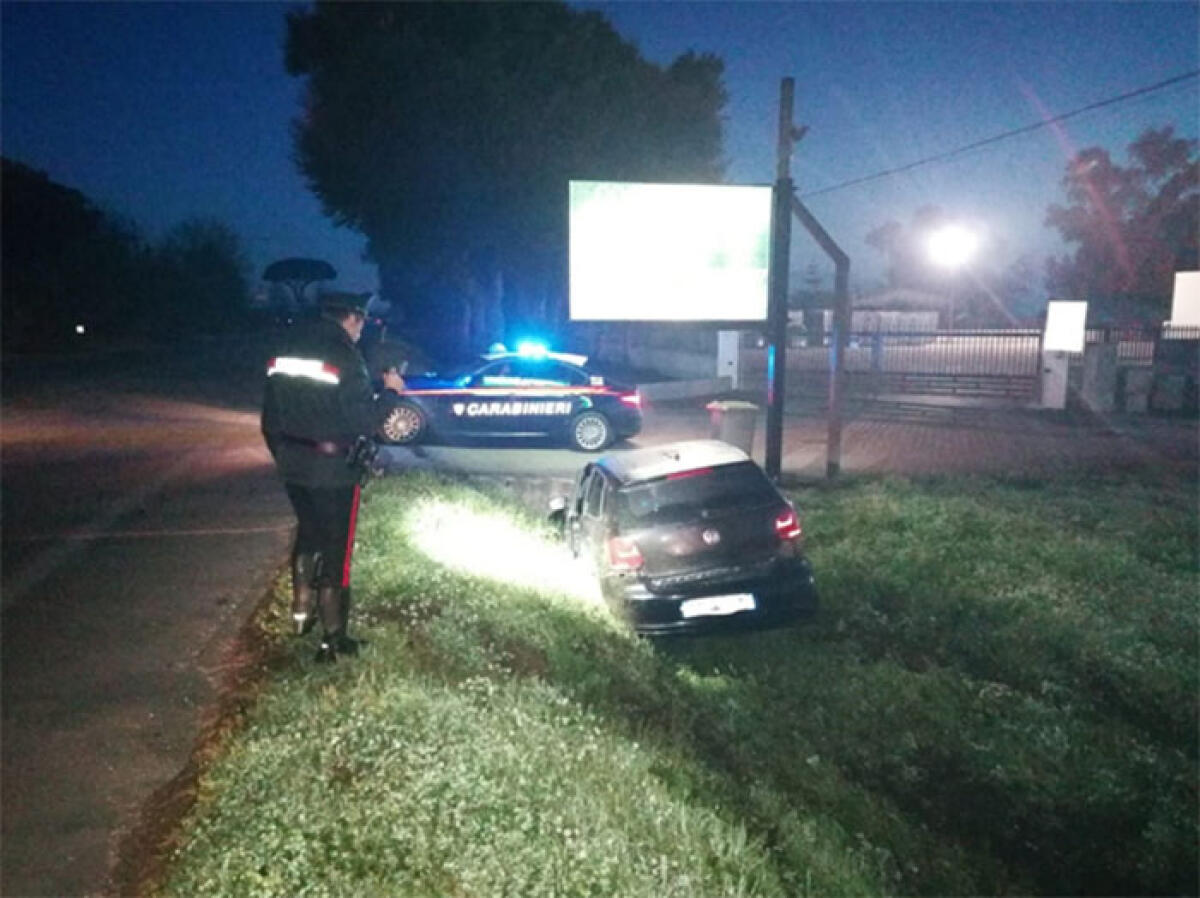 Esplode una gomma dell’auto, perde il controllo della guida e va a finire in una cunetta. Ferito un 23enne. - 