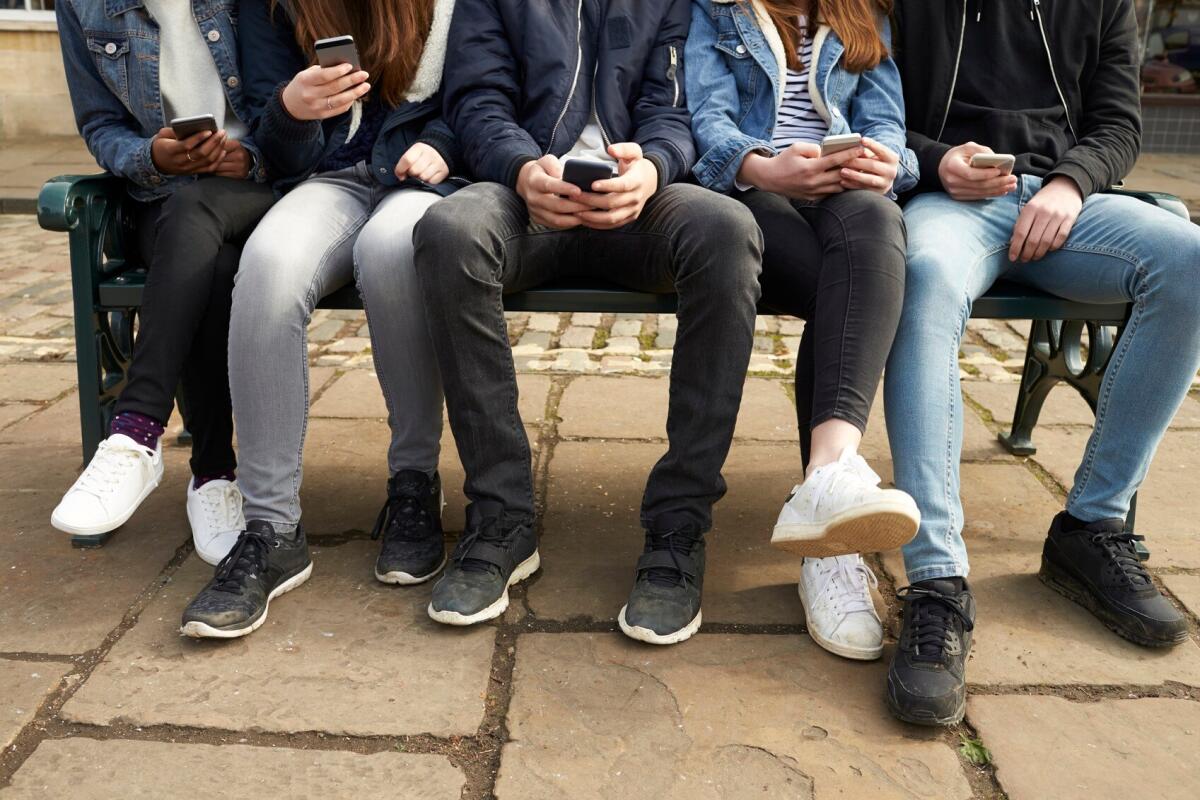 Con l'app Bikinoff "spogliano" alcune compagne di classe: tre denunce - 